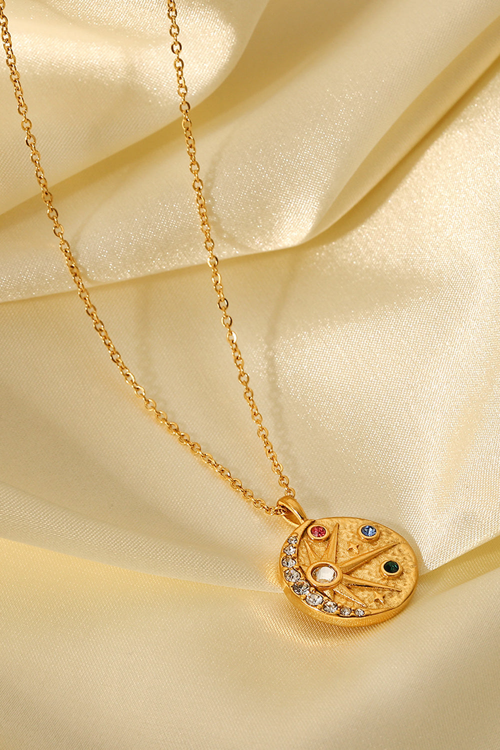 Elegante collana con ciondolo a forma di sole in oro