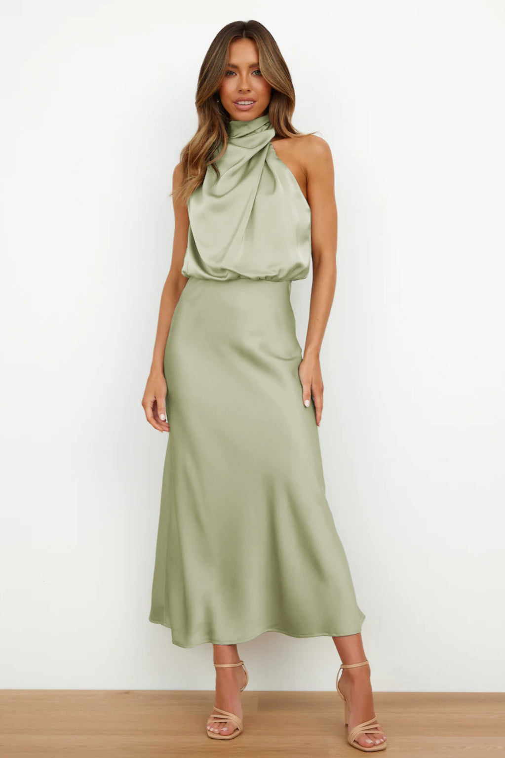Elegante abito verde chiaro con scollo all'americana