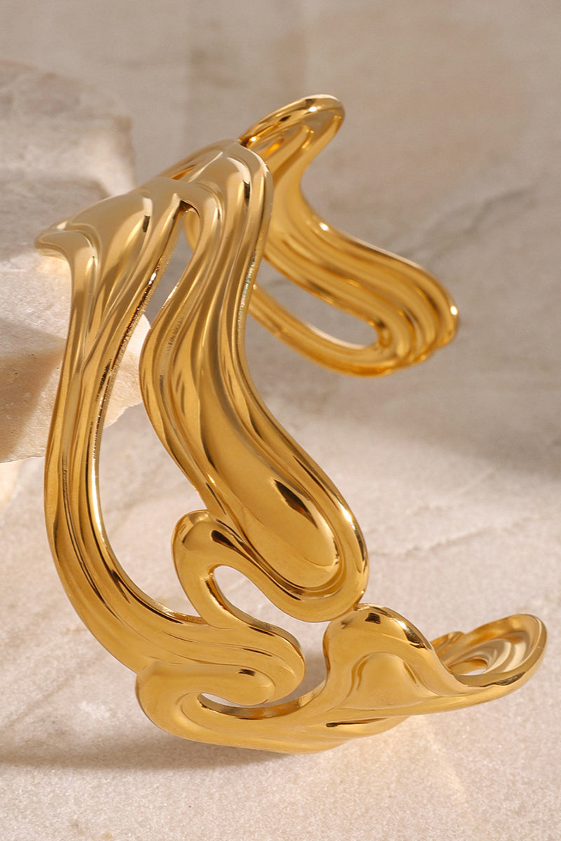Bracciale rigido aperto scultoreo in oro