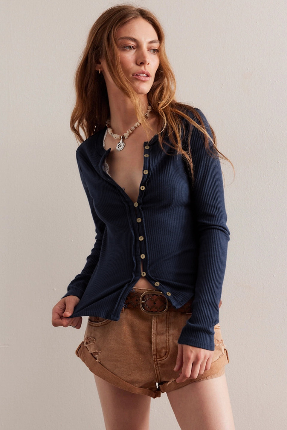 Cardigan elegante a coste con bottoni