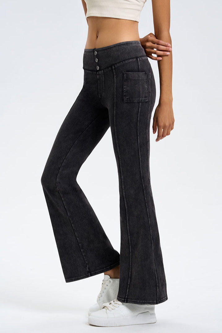 Jeans a gamba svasata con dettaglio bottoni