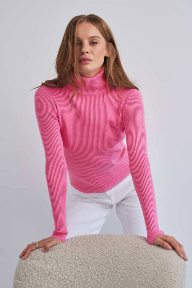 Maglione a collo alto a coste Eterna Contour