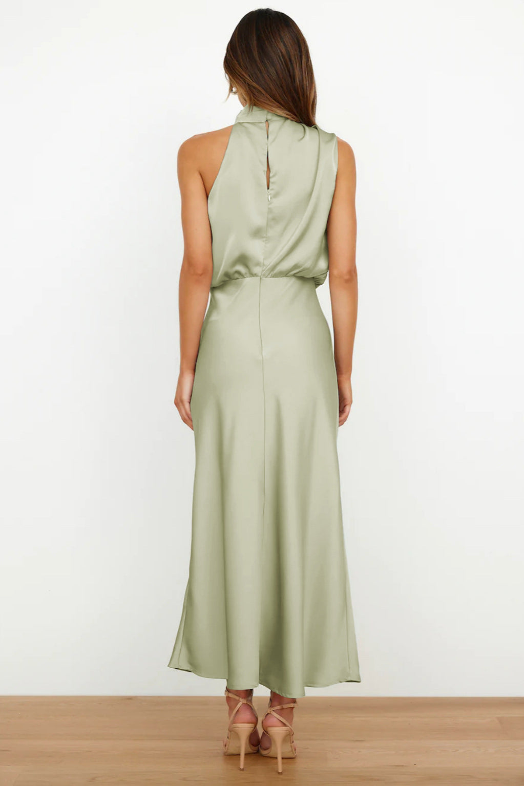 Elegante abito verde chiaro con scollo all'americana