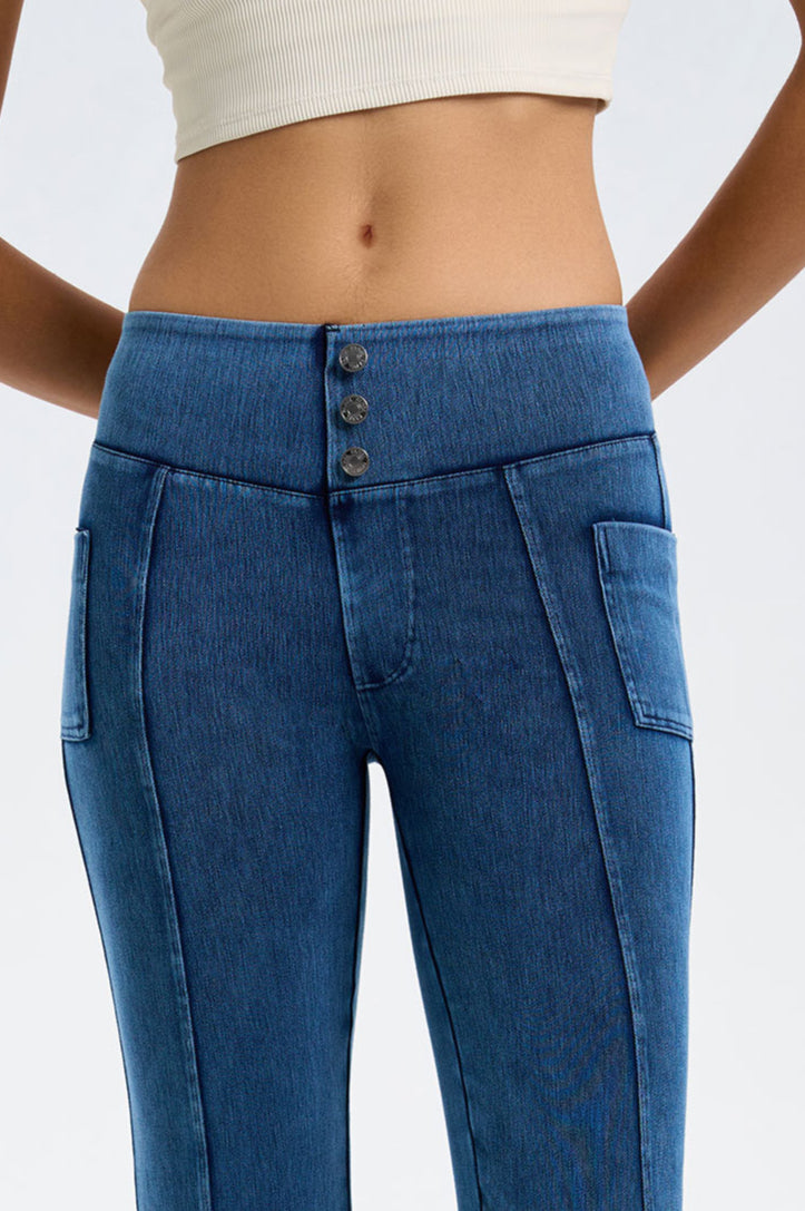 Jeans a gamba svasata con dettaglio bottoni