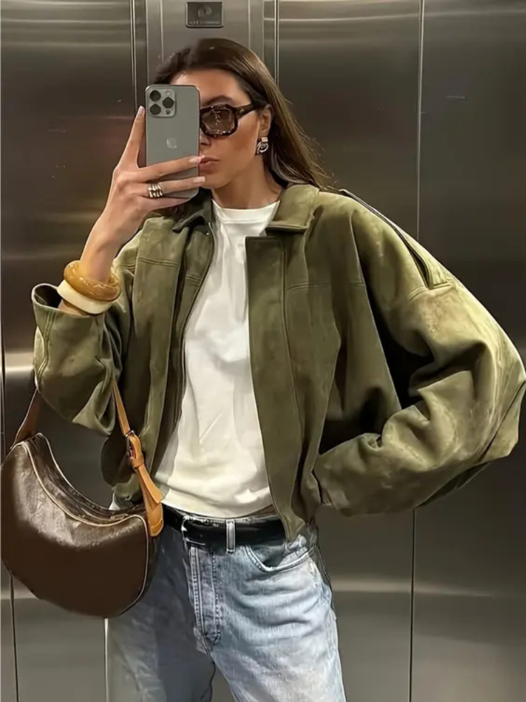 Serie di Giacche Bomber con Bordi in Pelle Scamosciata