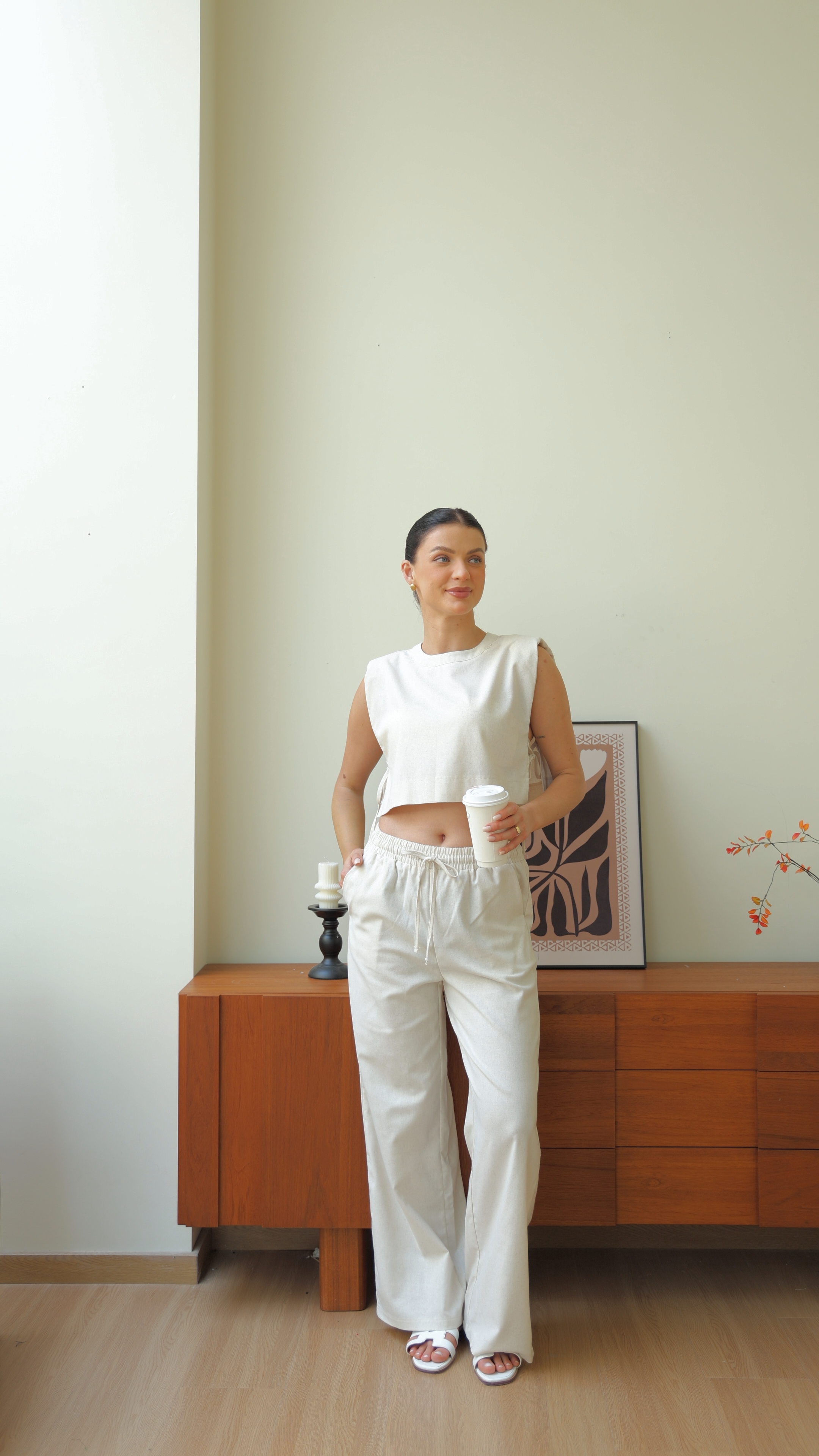 Top corto casual chic beige e pantaloni a gamba larga 