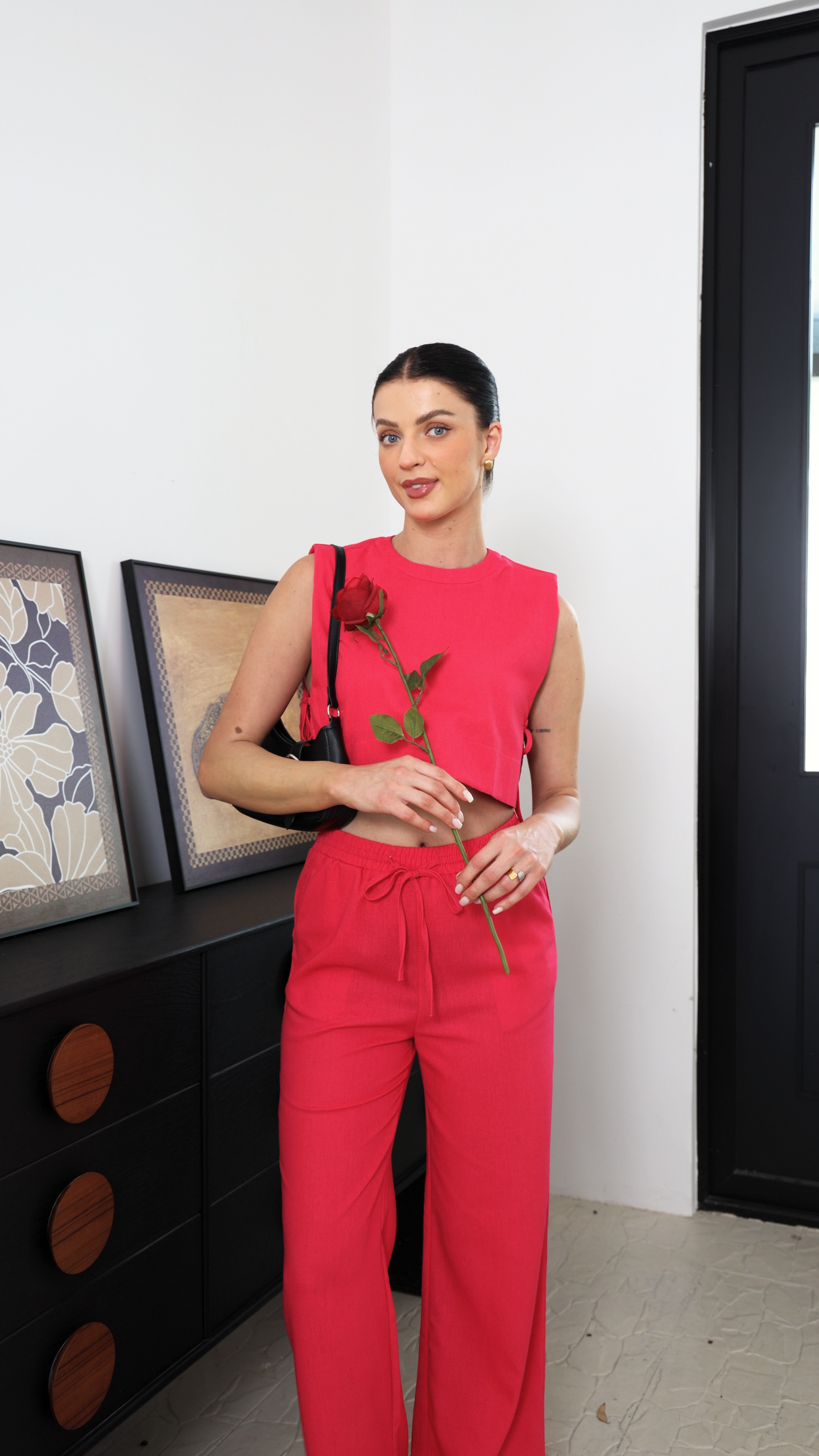 Top corto casual chic rosso e pantaloni a gamba larga (copia) 