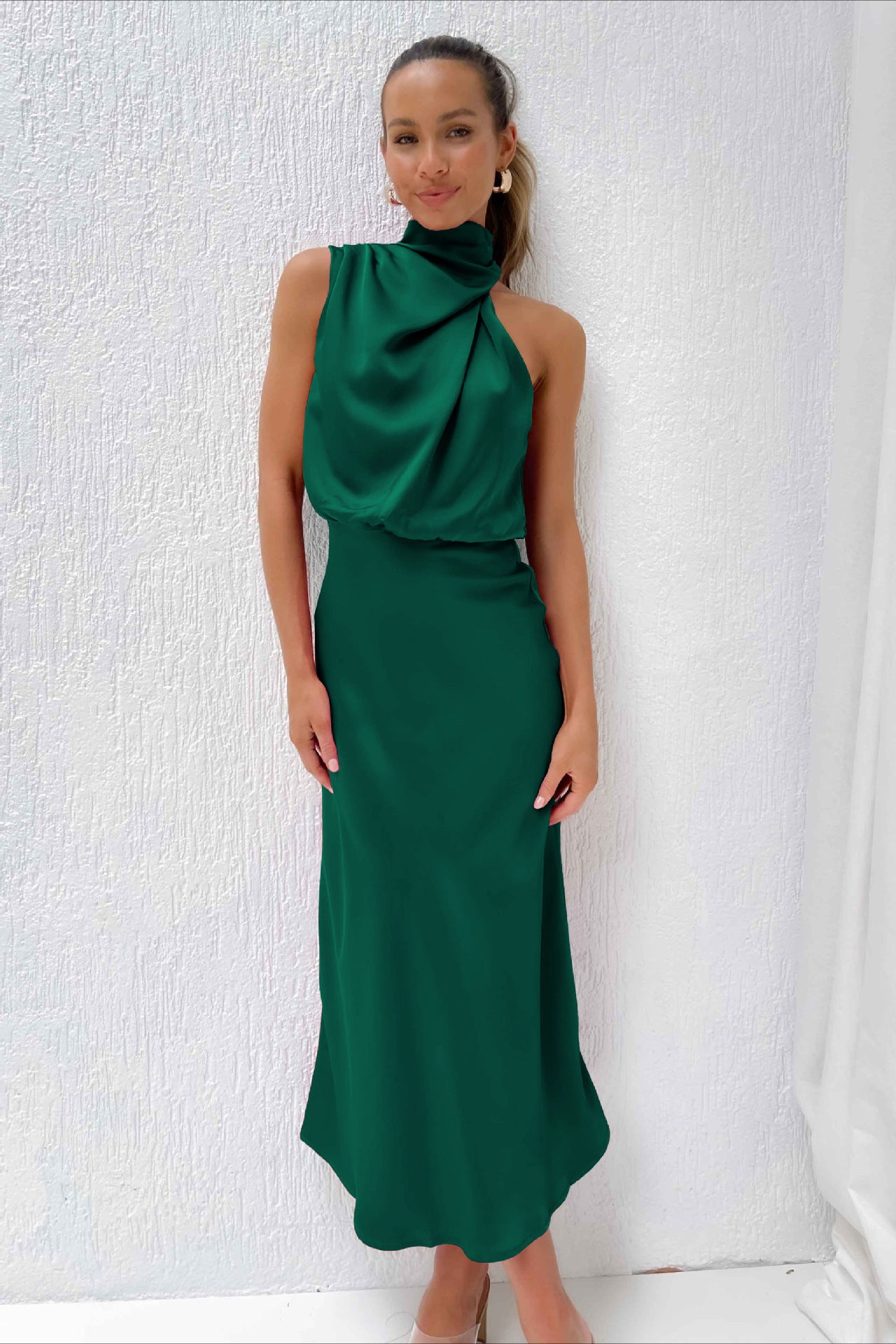 Elegante abito verde scuro con scollo all'americana