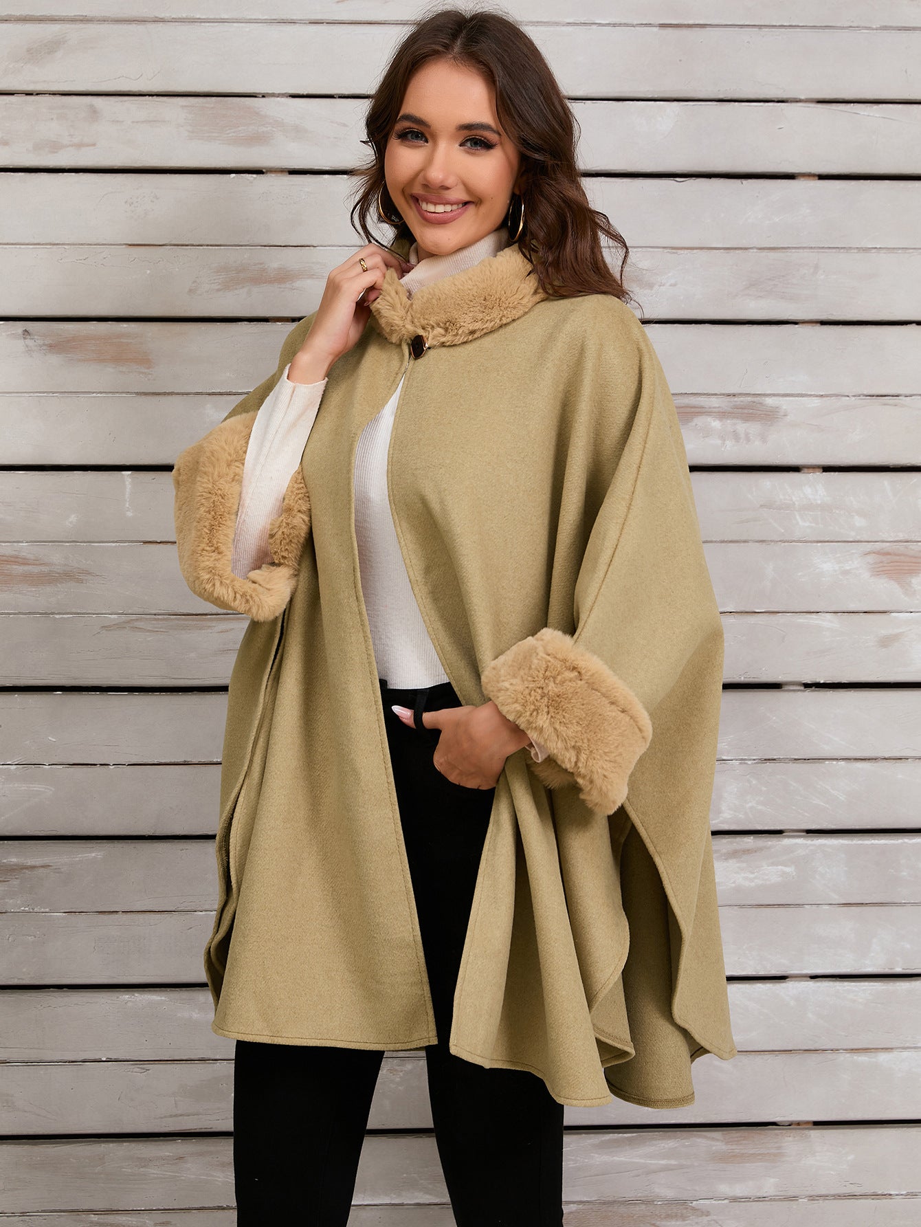 Poncho elegante con finiture in pelliccia sintetica per serate invernali alla moda