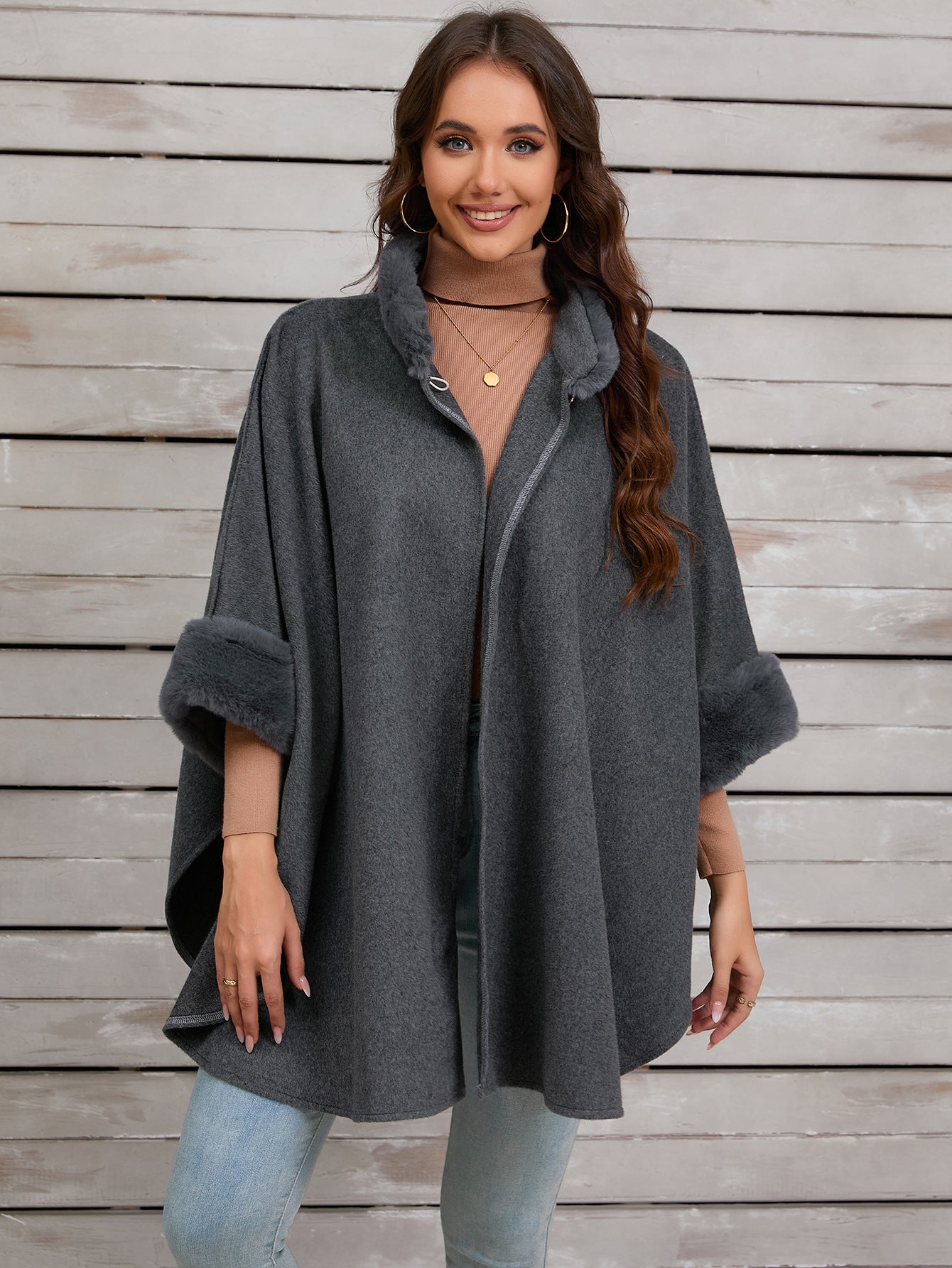 Poncho elegante con finiture in pelliccia sintetica per serate invernali alla moda