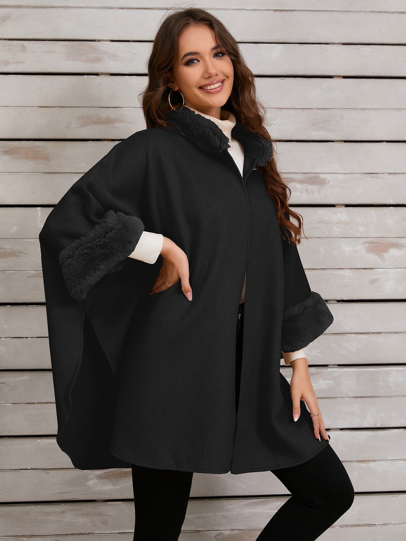 Poncho elegante con finiture in pelliccia sintetica per serate invernali alla moda