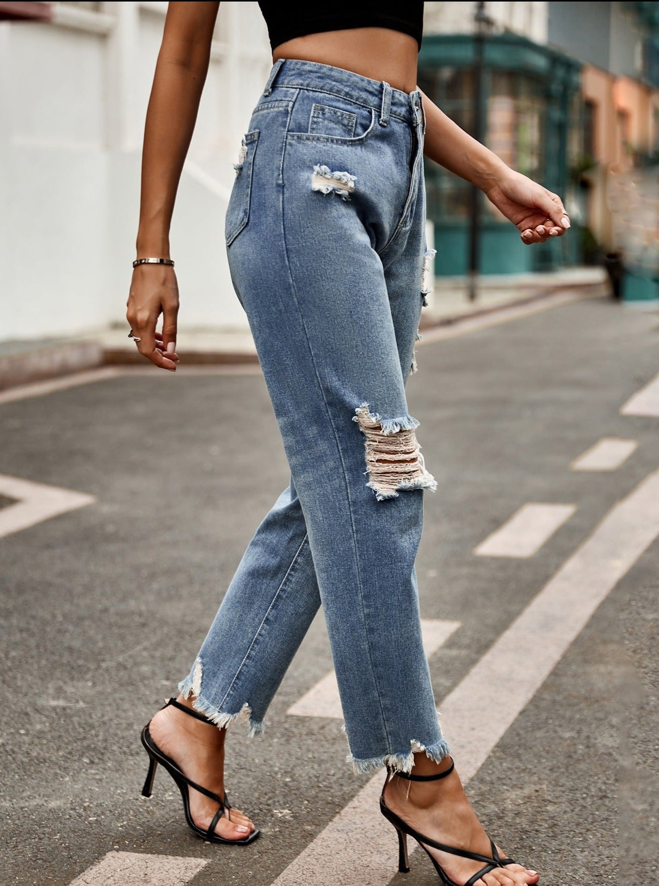 Jeans in denim svasato strappato con bottoni a vita alta 