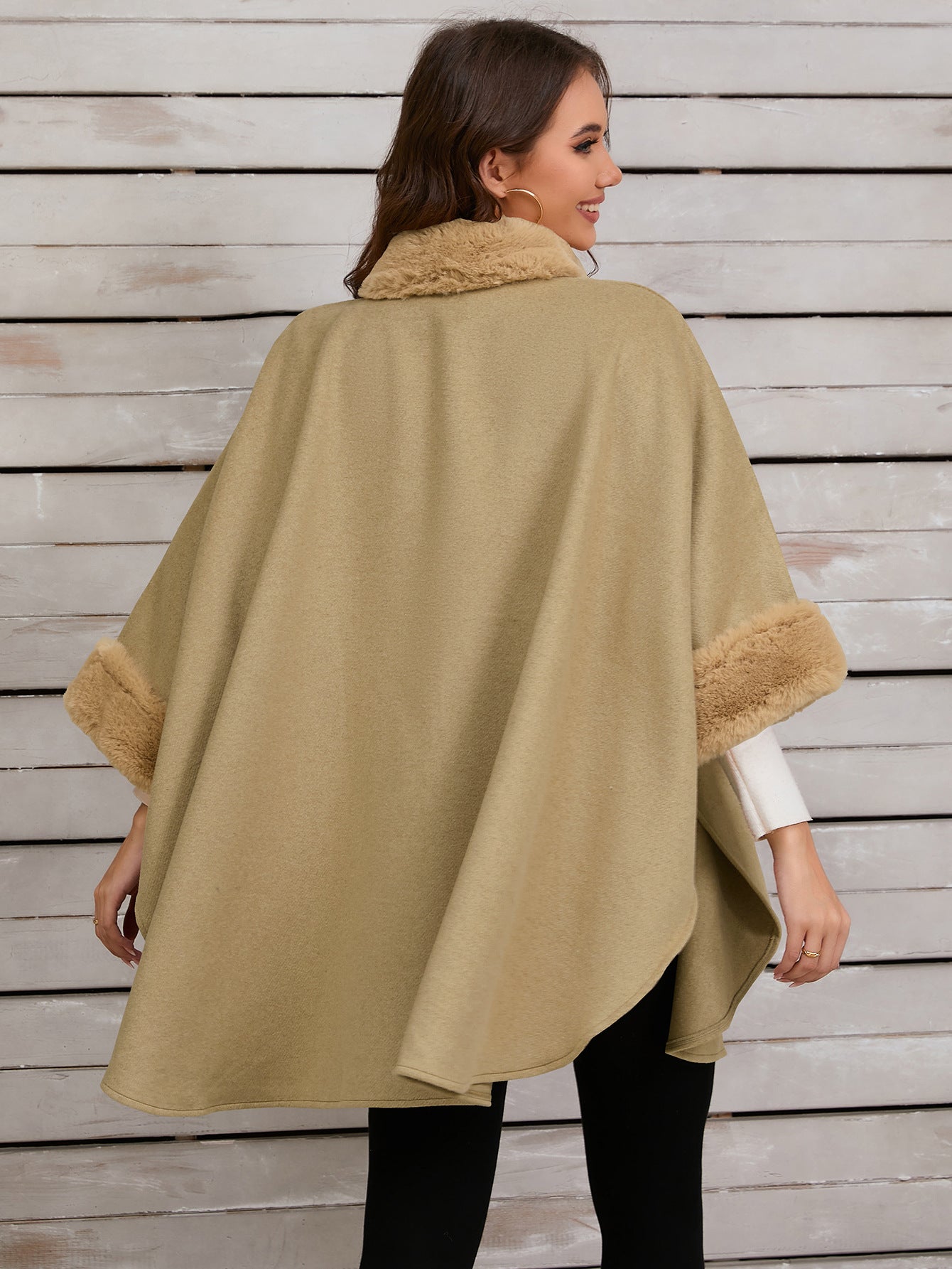 Poncho elegante con finiture in pelliccia sintetica per serate invernali alla moda