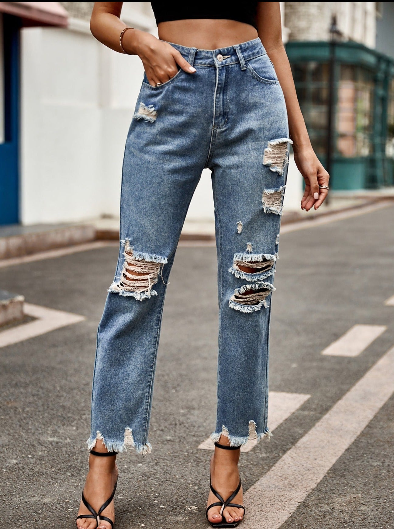 Jeans in denim svasato strappato con bottoni a vita alta 